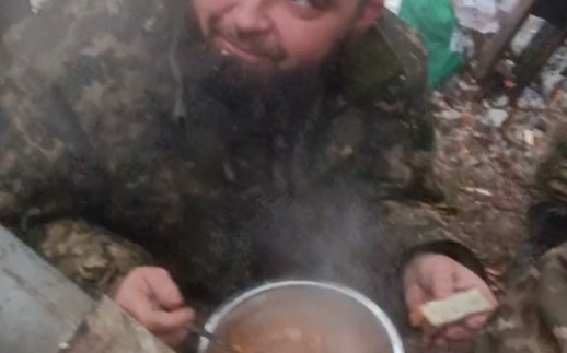 冬季大雪后，战壕中的乌军士兵的午餐，一盆热汤、面包和肉罐头