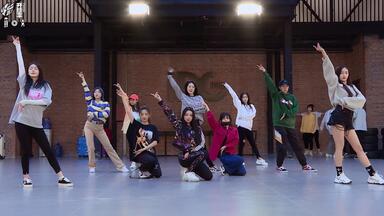 <em class="keyword">研究所</em>第35期1：<em class="keyword">火箭少女101</em>演唱会彩排，女孩们的练习室版舞蹈太帅了