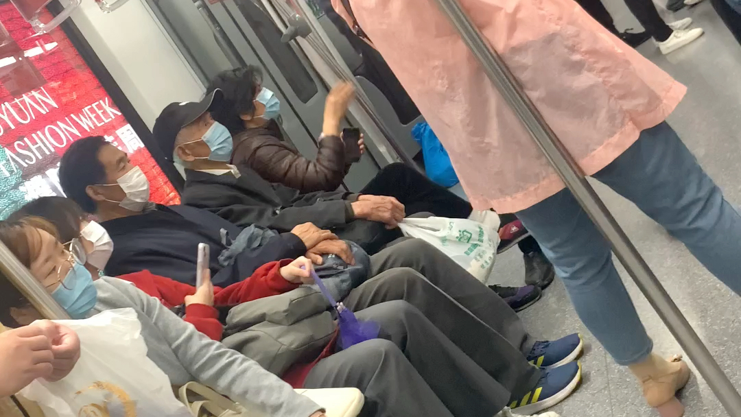 上海地铁4号线抢座位吵架