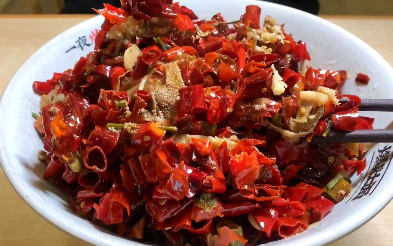 爆辣的爆肚面32元，特爱吃辣也只敢一年吃一次，辣子里面找面条，能吃完很有成就感