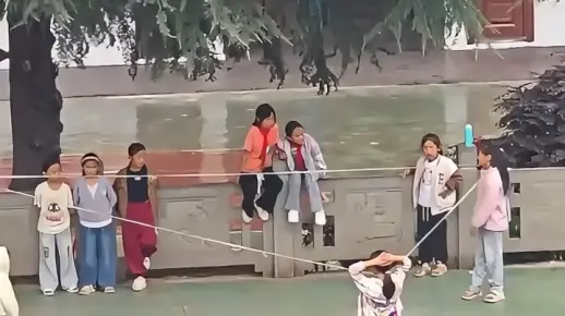 这跳皮筋和我小时候玩的不一样