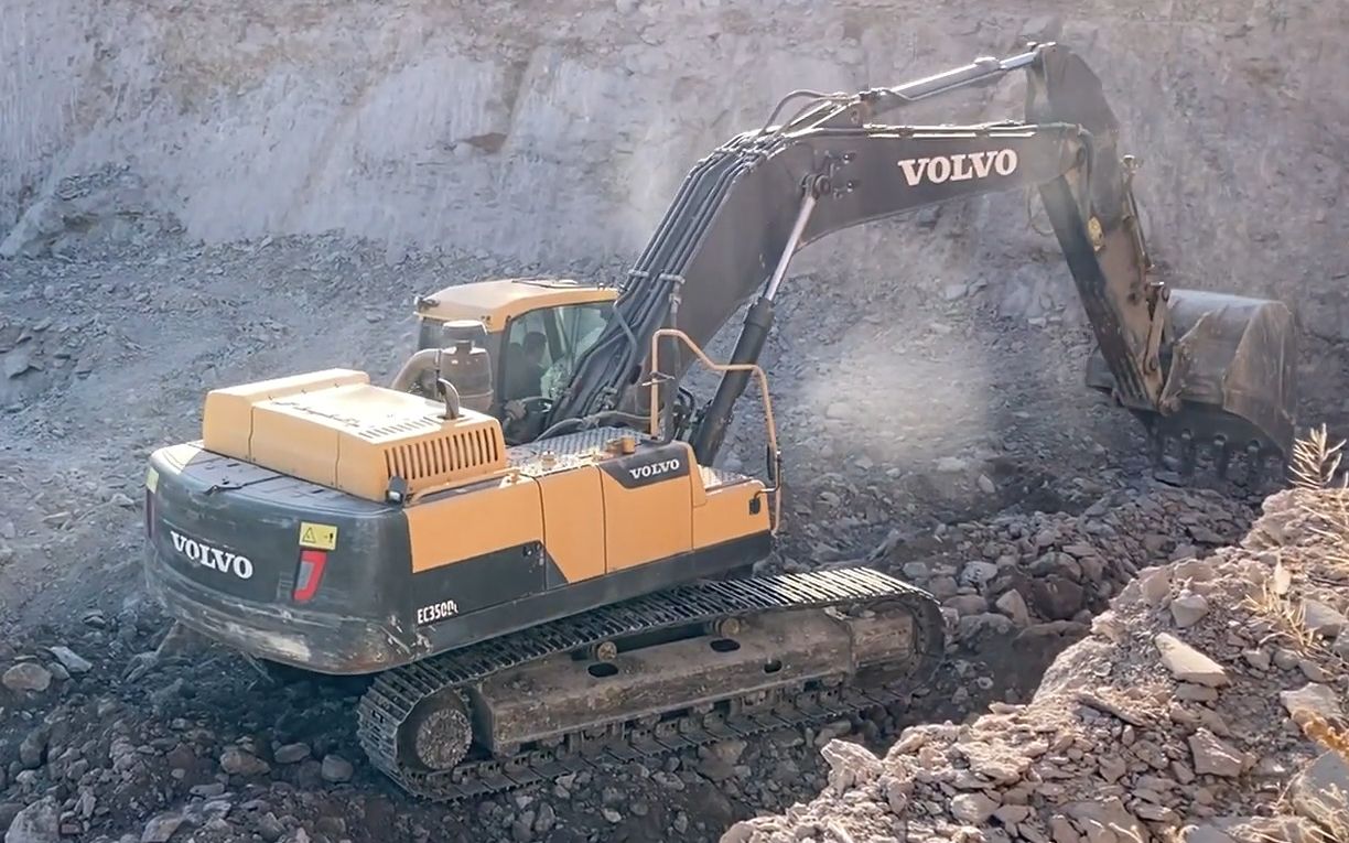 沃尔沃EC350DL挖掘机施工装车