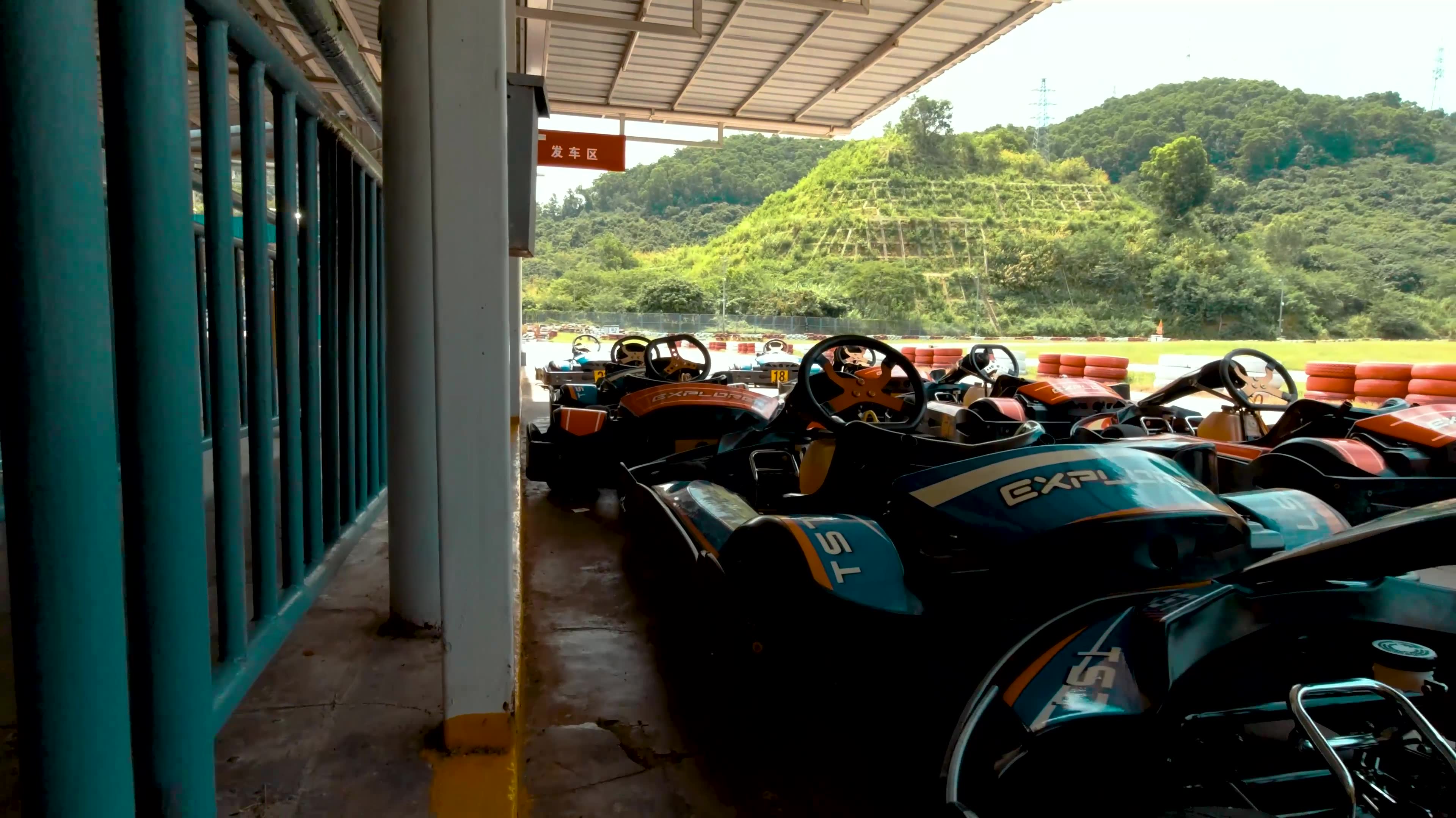深圳地区唯一的国家A级赛车场：极速赛车场卡丁车赛场