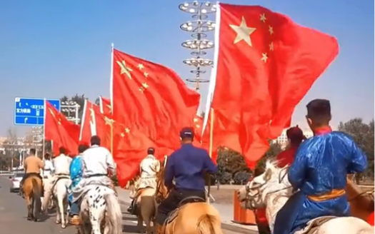 内蒙古牧民手擎国旗，骑马盛装出街！