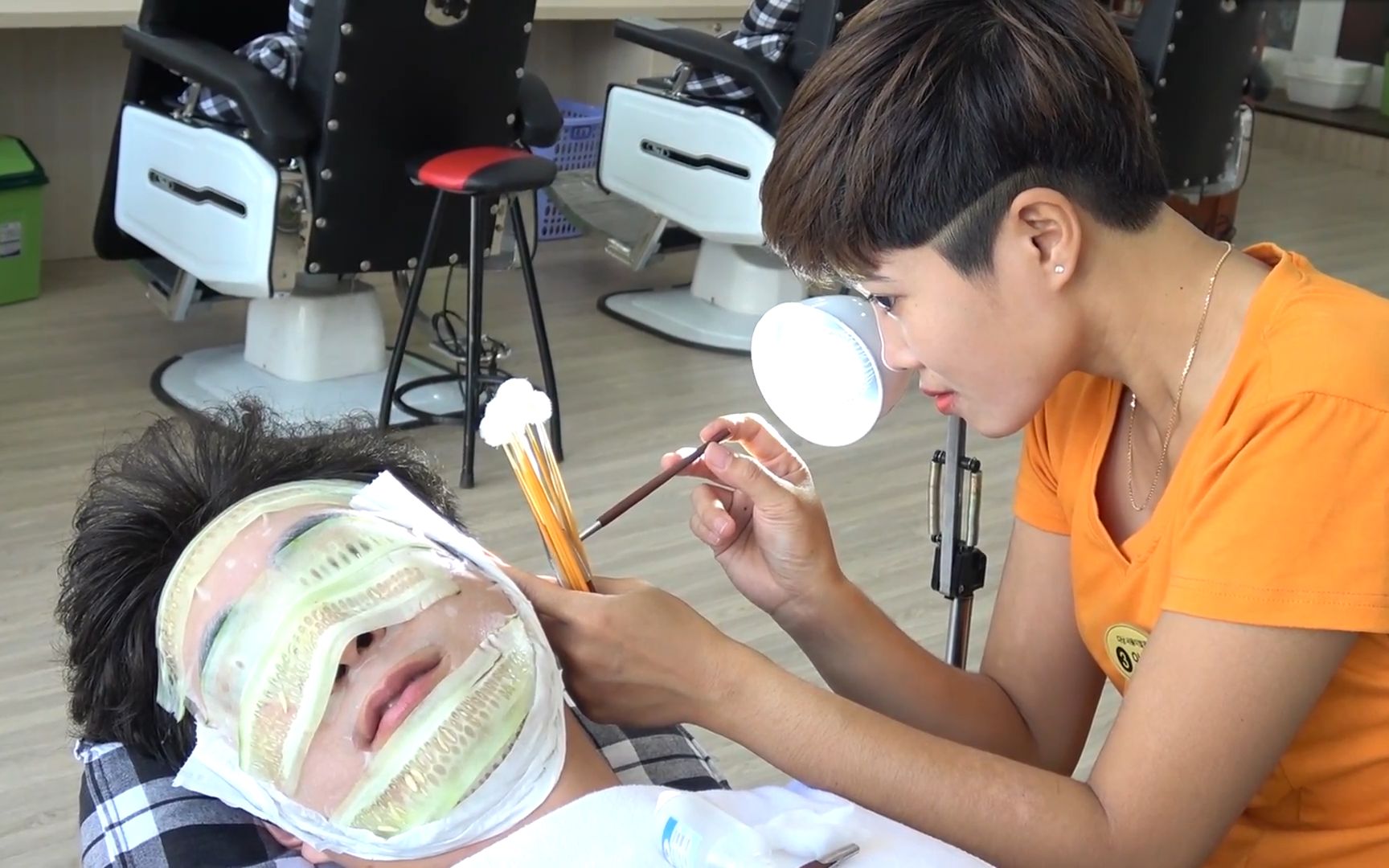 【视觉ASMR】越南理发店 从头到脚的细致 这就是刮脚皮的那位吧!一个人两小时不容易啊!