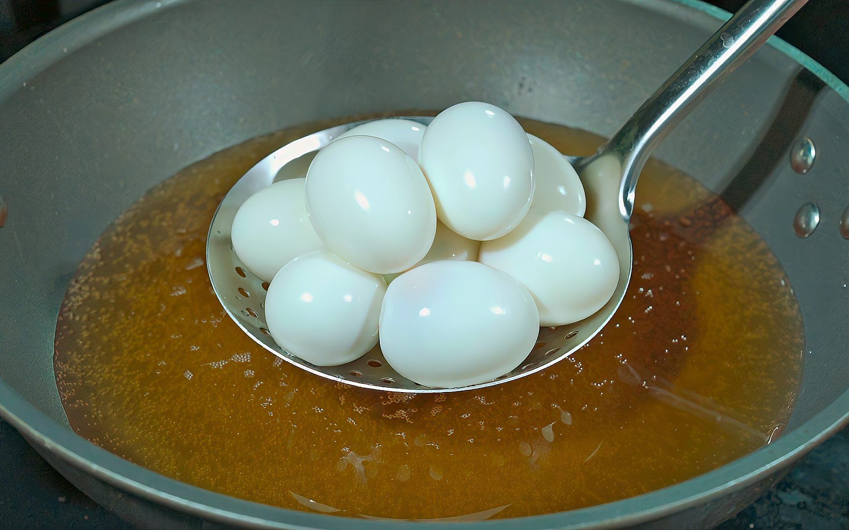 把鸡蛋放进滚烫油锅中，出锅瞬间变美食，高手在民间，太香了