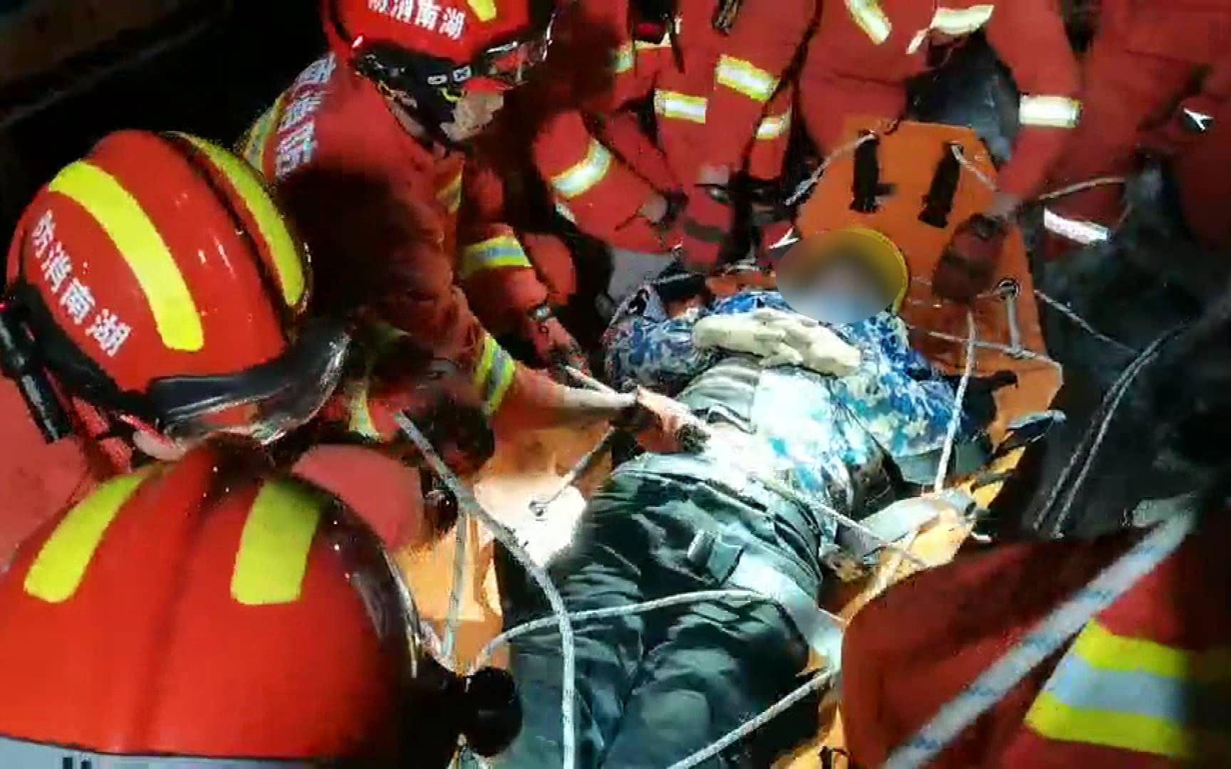险！男子坠入6米深井 长沙消防紧急救援