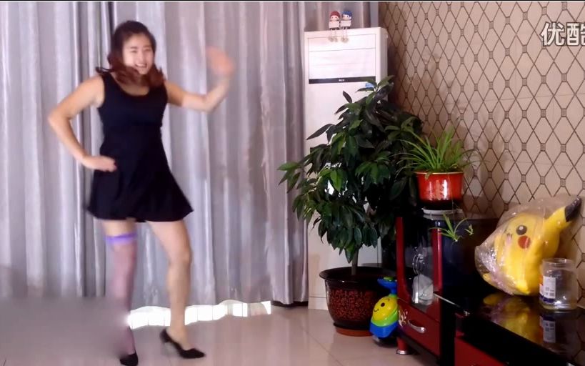 美女性感广场舞