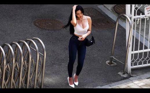 How many pairs of eyes does a sexy model get walking down the street?