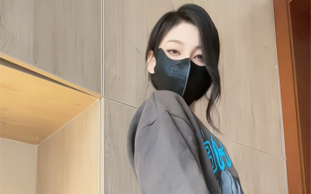 Don't look at the paperwork. Look at me these seconds!