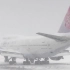 在大雪中强行起飞的客机