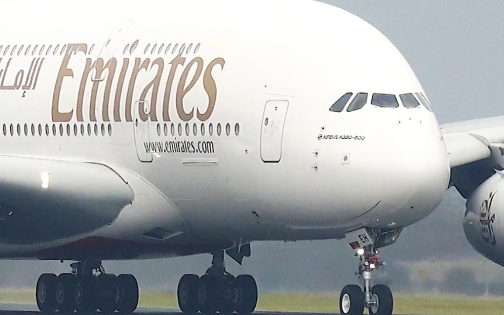 阿联酋航空空客A380-800起飞