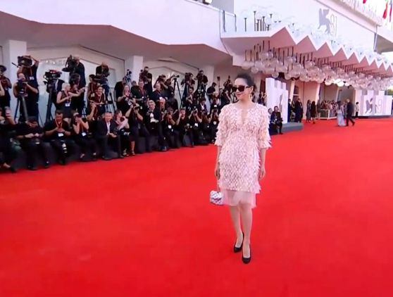 章子怡高跟鞋大长腿参加威尼斯电影节红毯，这腿太漂亮了