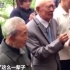 离家77年 97岁台湾老兵在父亲坟前跪泣 国家有难 没有孝顺到你 _ 八斗