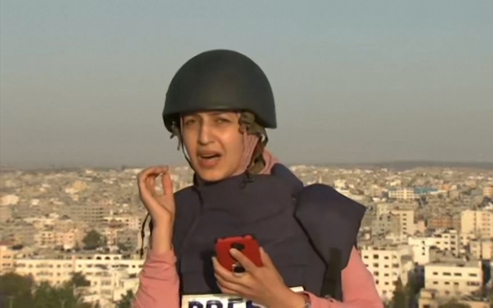 加沙地带现场报道时身后大楼被击中 女记者：我得下去了！