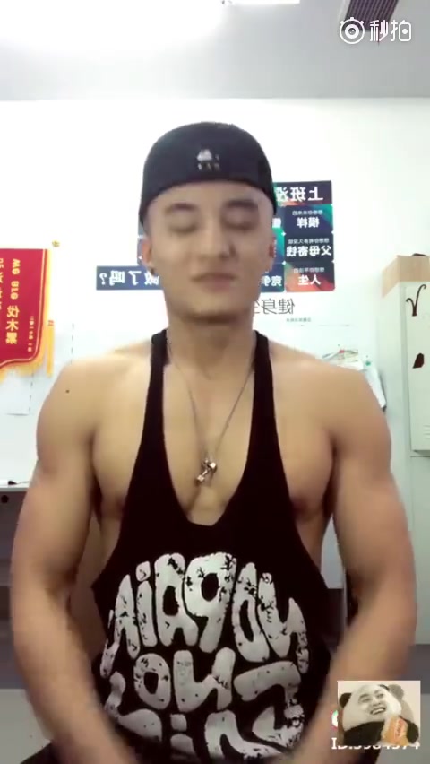 可爱的肌肉男害羞抖胸