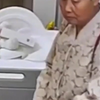女子生病在家照看两个孩子 在最无助的时候婆婆及时赶来 情绪崩溃的她 抱着婆婆哭了起来