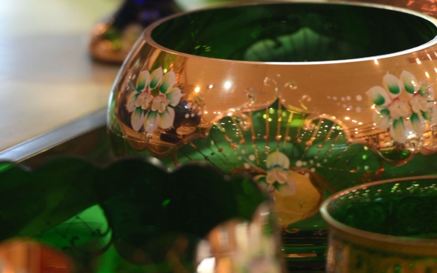 山西祁县，有着“中国玻璃器皿之都”的美誉。非遗技艺人工吹制玻璃器皿，坚持匠心制造，从最初的小作坊到如今现代化的产业集群，“祁县玻璃”早已成为当地对外开放的一张靓