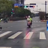 外卖员闯红灯撞倒交警铁骑，后方交警：没事你躺着，我来处理！网友：估计要被同事笑话一年 #搞笑 #交警铁骑 #闯红灯