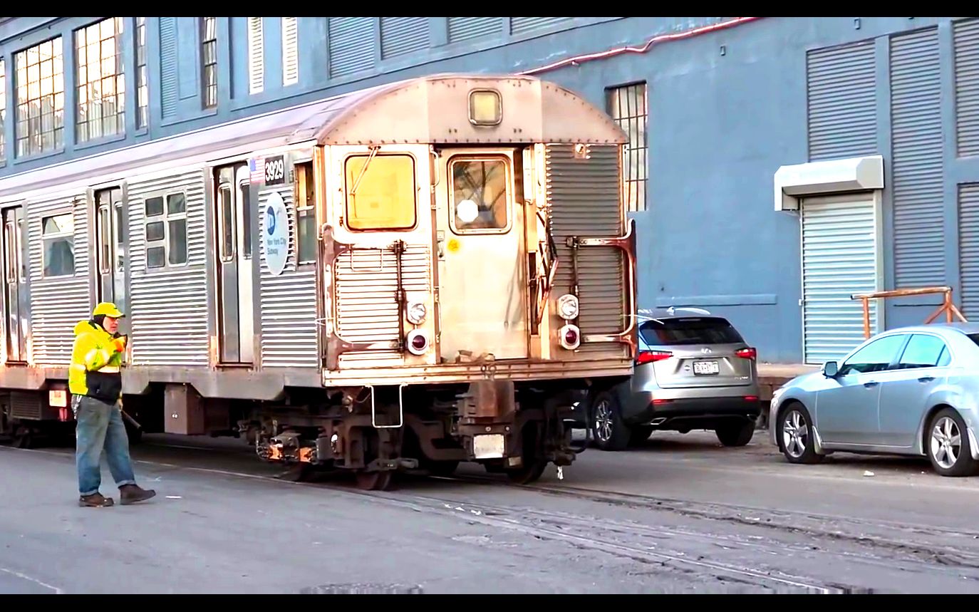 【难得一见】纽约地铁列车 在马路中央行驶