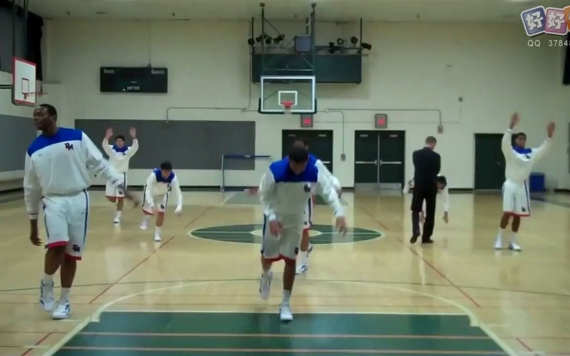 美国高中篮球赛前热身脚踝、臀部和核心静态练习
