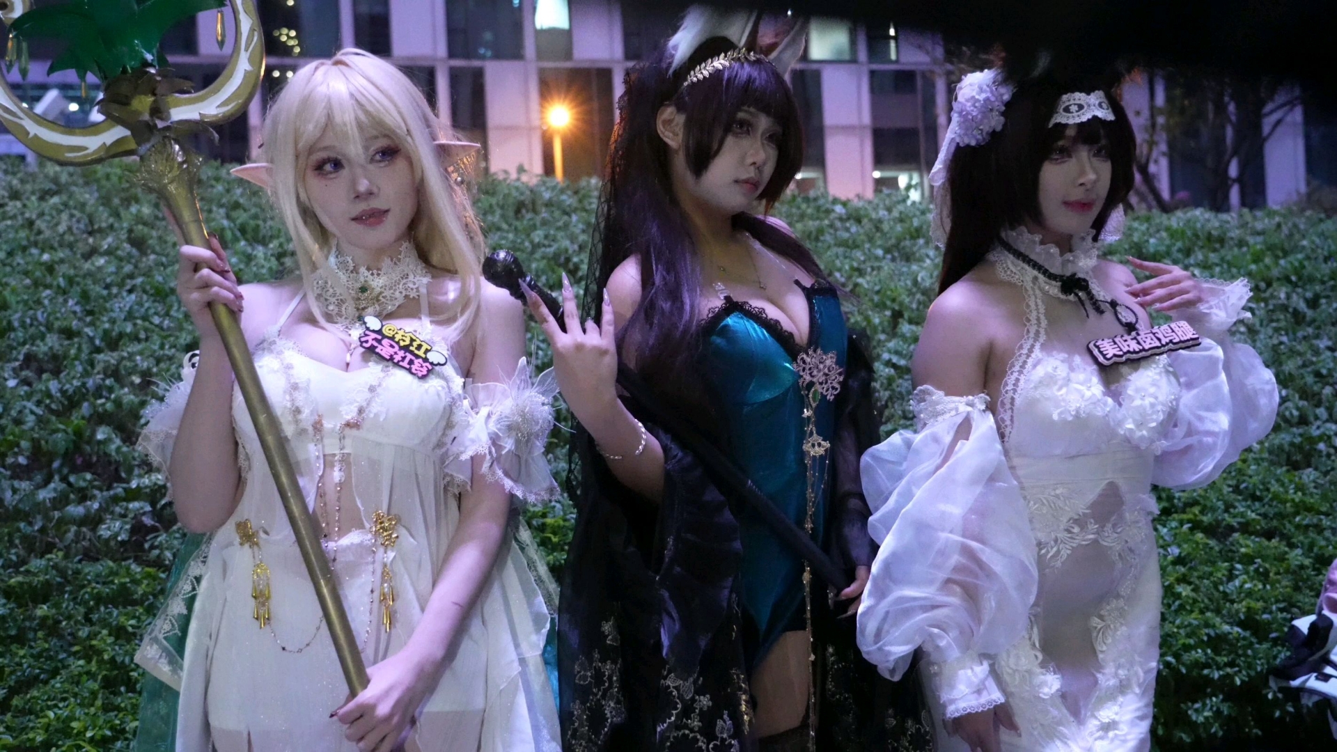 [Golden Lion Cosplay + Flower of the Celestial Throne + Celestial Wedding Dress]—Don’t ask why the lights aren’t on; I was really in a rush.