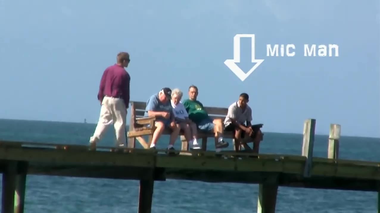恶搞：男子假扮成盲人，从码头上掉下水