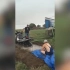 搞笑视频合集：老外坐在摩托车后面，结果被溅了一身的泥！