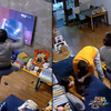 妈妈见女足夺冠，激动到手舞足蹈吓哭孩子，爸爸坐下淡定哄娃