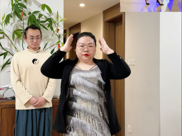 裁判们的西装拉丁俺也会跳！哎，几年不穿，这西装咋还缩水了？怪哉！#跳舞#拉丁裁判组团跳舞优雅拉满 #给老公跳舞#不要在我寂寞的时候说爱我舞蹈 #夫妻相处之道