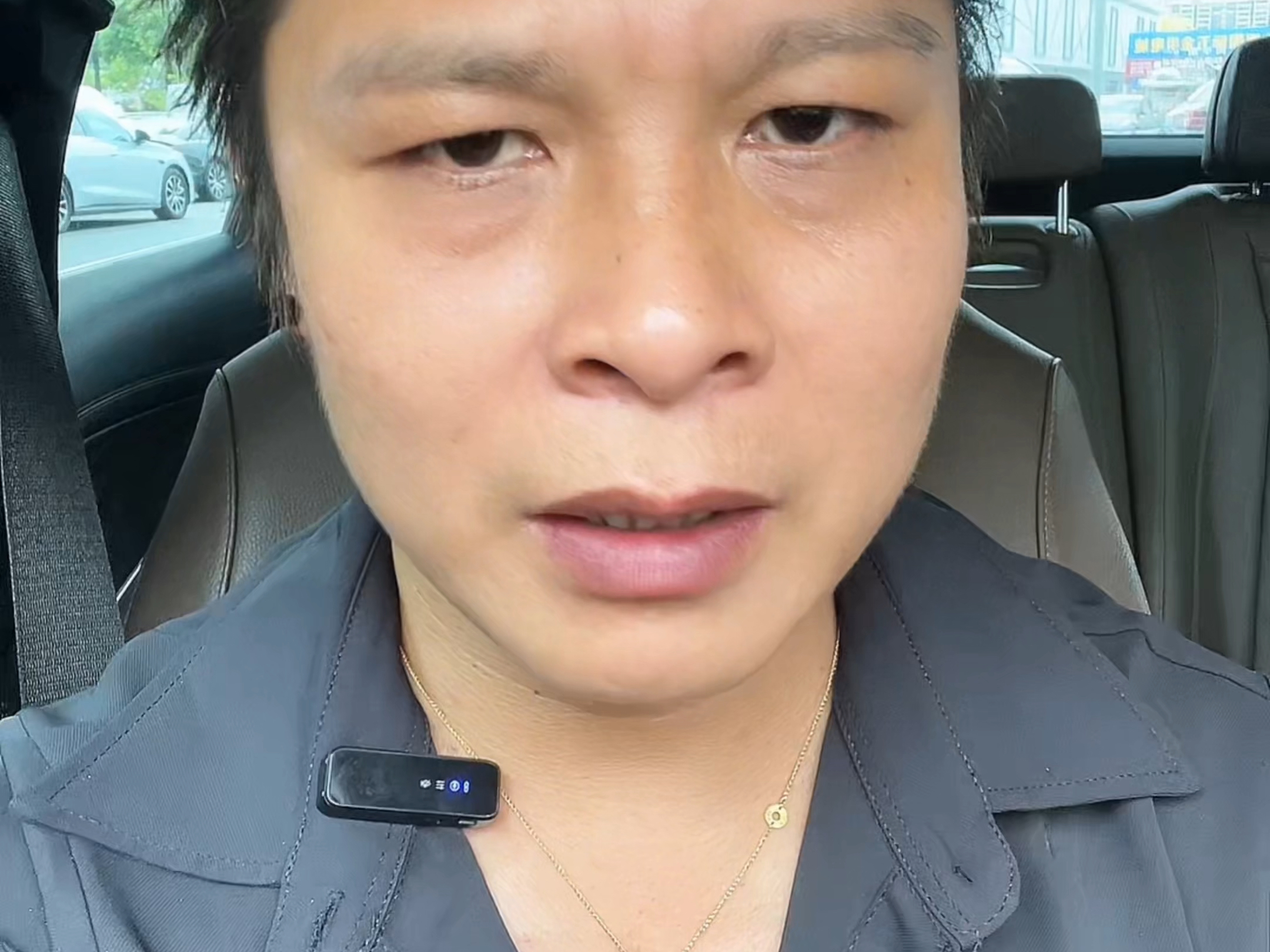 剪发时到底听谁的？
