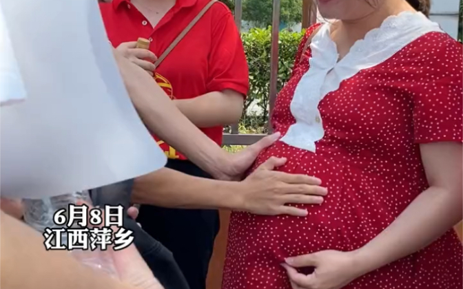 6月8日，江西萍乡。考场外的这一幕太温暖了，学生排队抚摸老师“孕肚”，老师：希望给学生们带来好运#2022高考护航