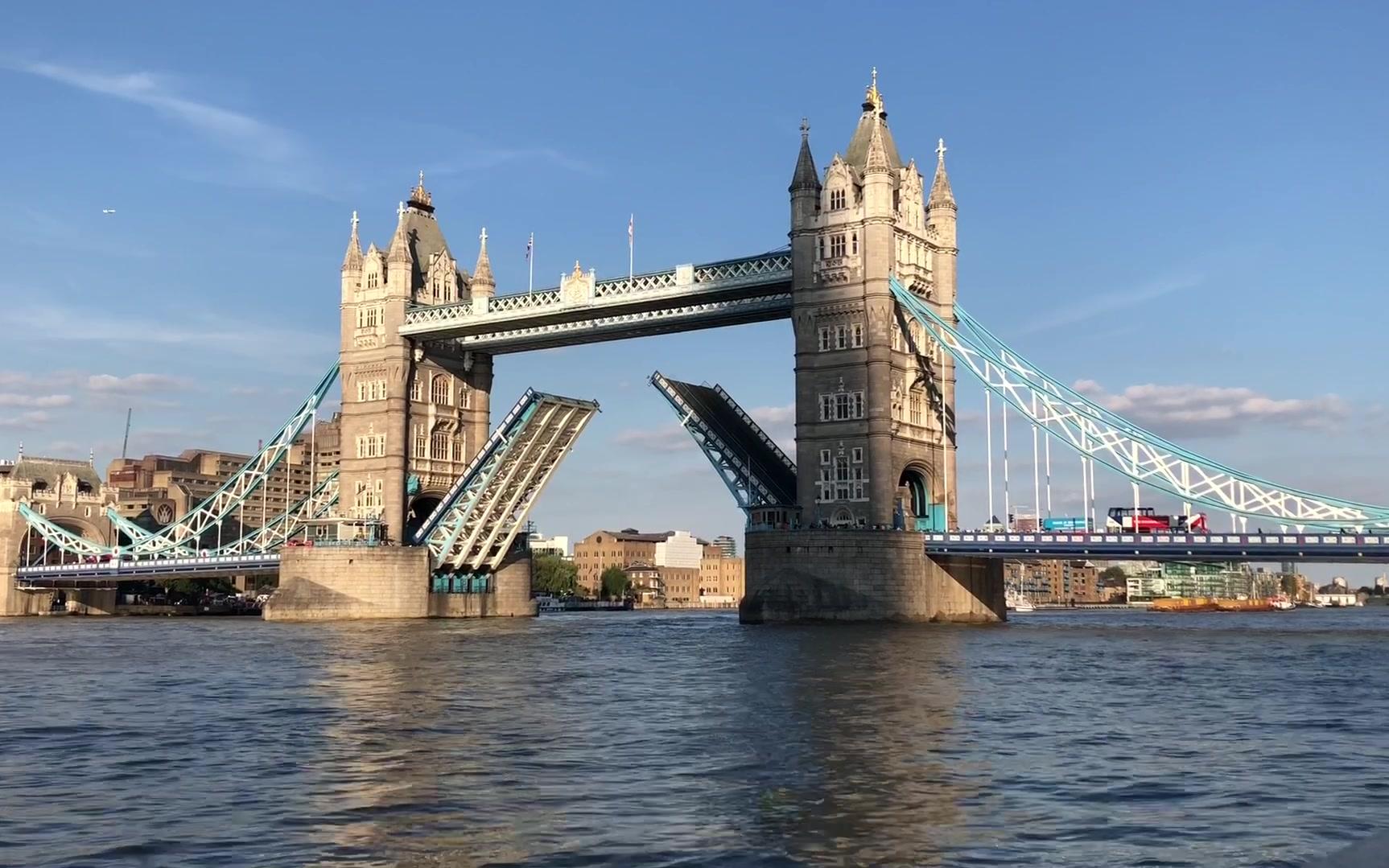 【携程攻略】伦敦伦敦塔桥景点,坐在轮渡的甲板上仰望伦敦塔桥，非常令人振奋。该桥始建于1886年，18…