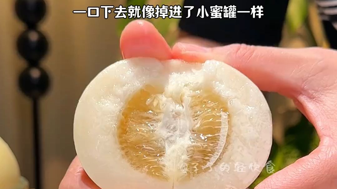 等了一年终于等到这个小蜜蜂甜瓜上市了！巨酥巨脆巨甜口口爆汁！