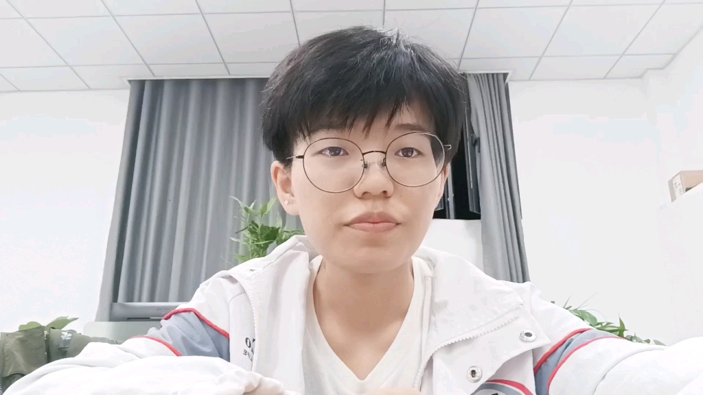 鬼鬼2021年10月 随便说说  继续加油！生病刚好气色不是很好哈哈。大家见谅！