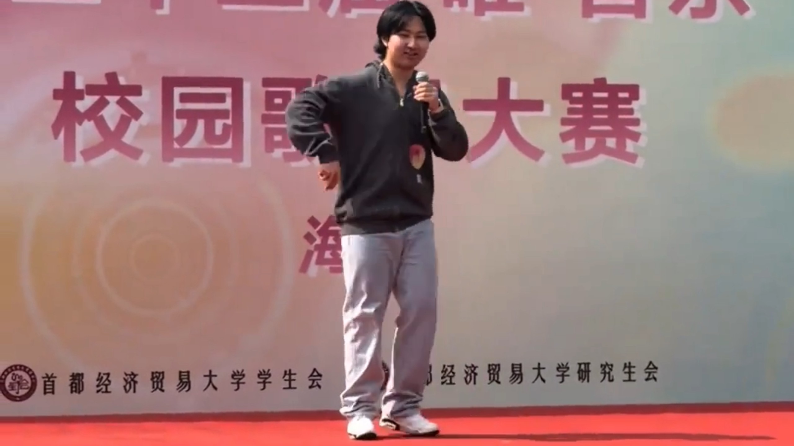 没跑调，全开麦唱跳《咆哮》