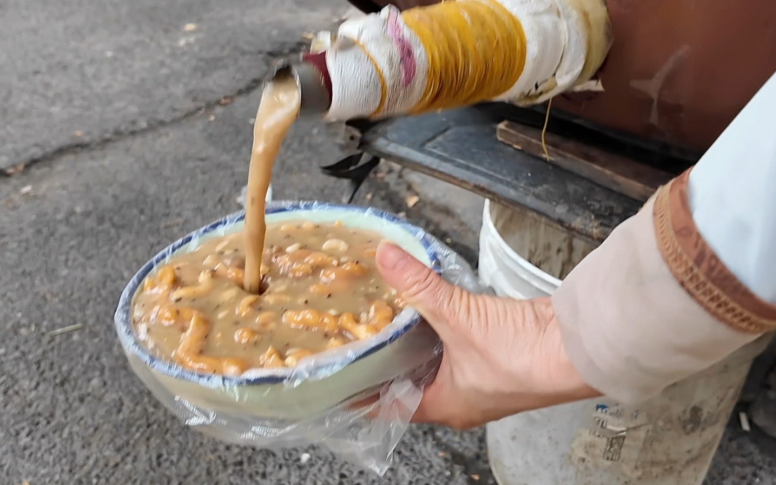 逛西安早市，买菜跟着大爷大妈甄选买就对了，早餐花样多，几元就能吃顿饭