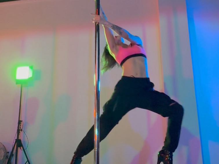 Hi-Tech's dance is so energetic!