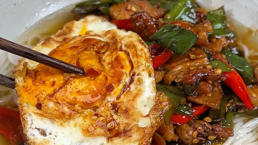 【辣椒炒肉粉！一口下去啥烦恼都没了】