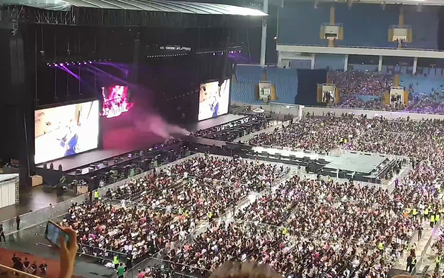 BLACKPINK 越南巡演第二天 全场粉丝随机跟唱歌曲 等待演出开始