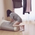 日本女白领穿着宽松の灰色小短裤在屋子里做家务嗷！！(/ω＼)