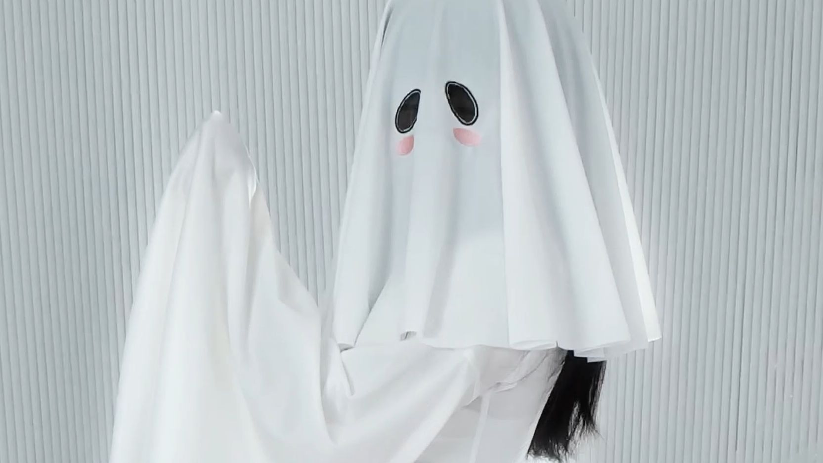 ♪ Ghosts swinging ♪