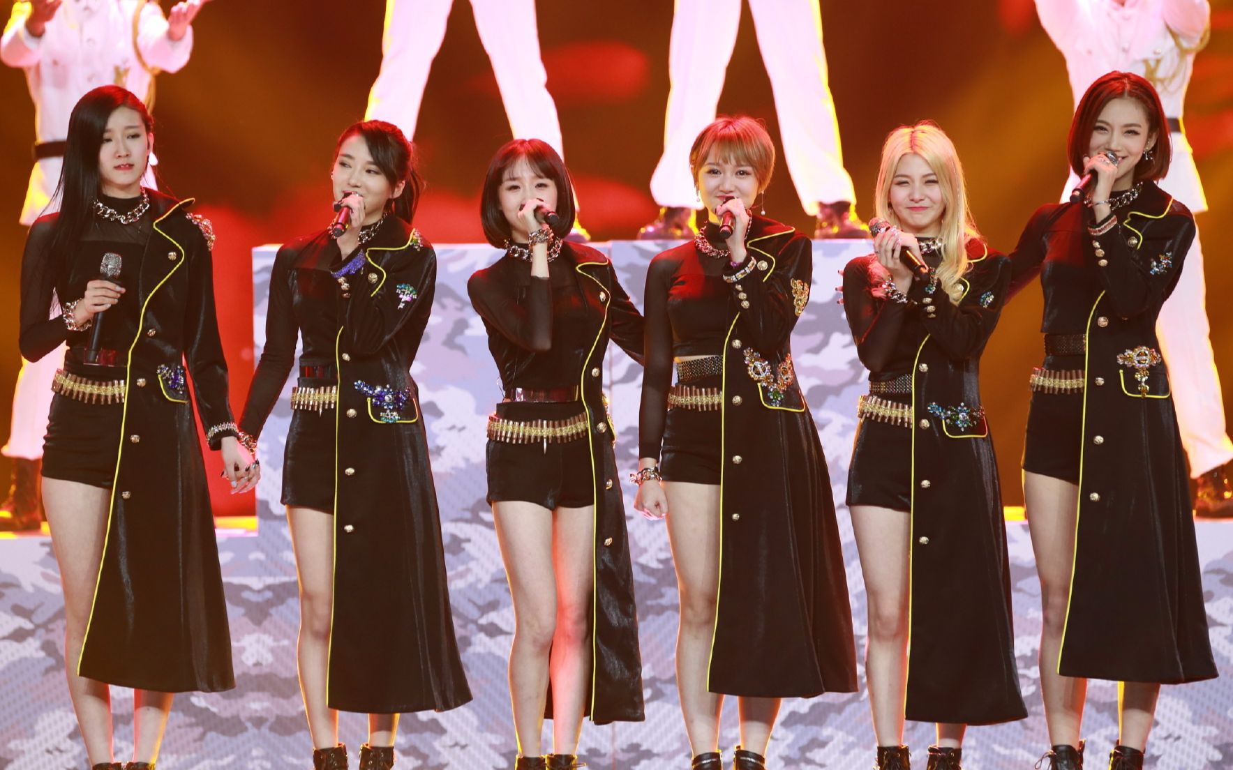 加油美少女黄蜂少女姐妹玩仪仗队舞