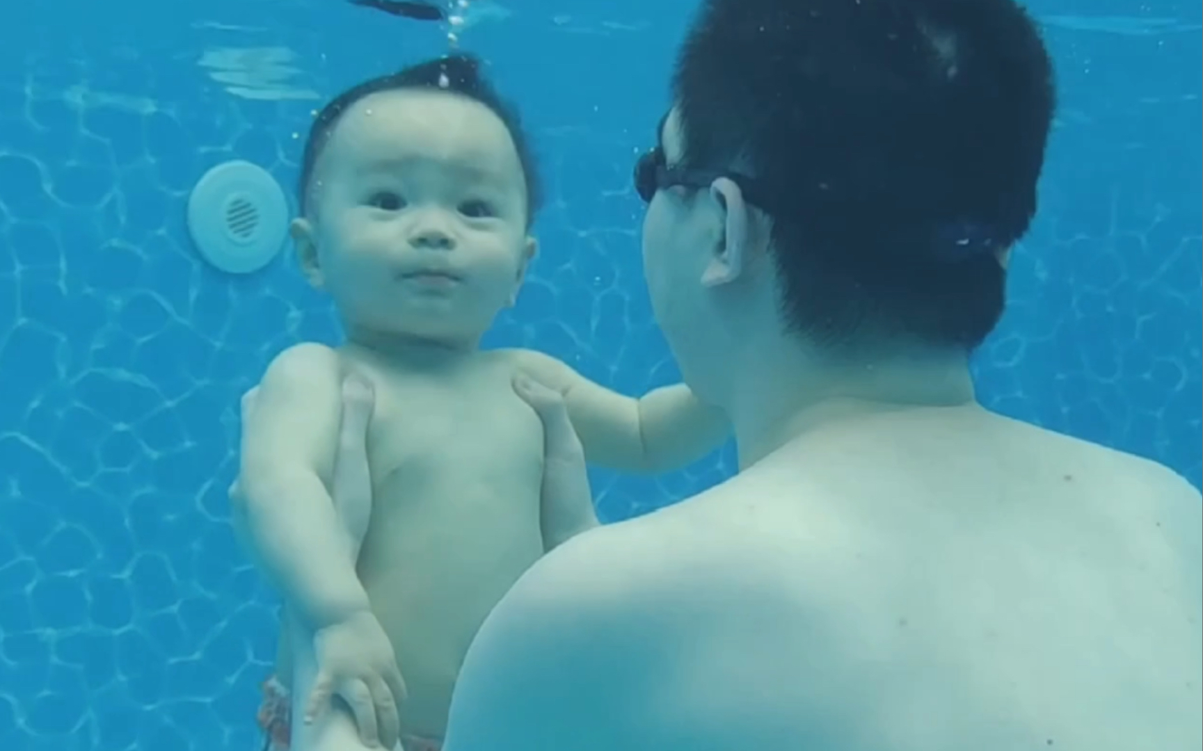 婴儿潜水到底有多厉害？会在水里睁眼睛吐泡泡～