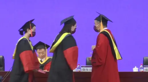 毕业典礼进行时丨校领导为同学们颁发学位证书并授予学位