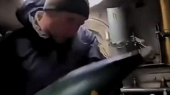 马上过年了，各位放炮要注意安全哦，小心别夹到了手