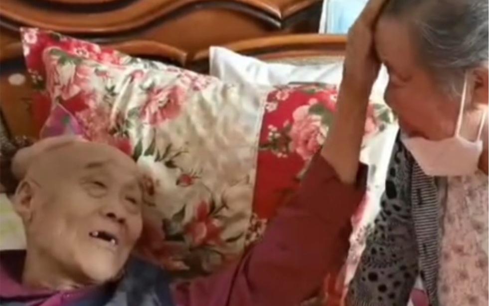 88岁老人临终前和老伴告别，摸着她的头：“我走了，你不要哭了”