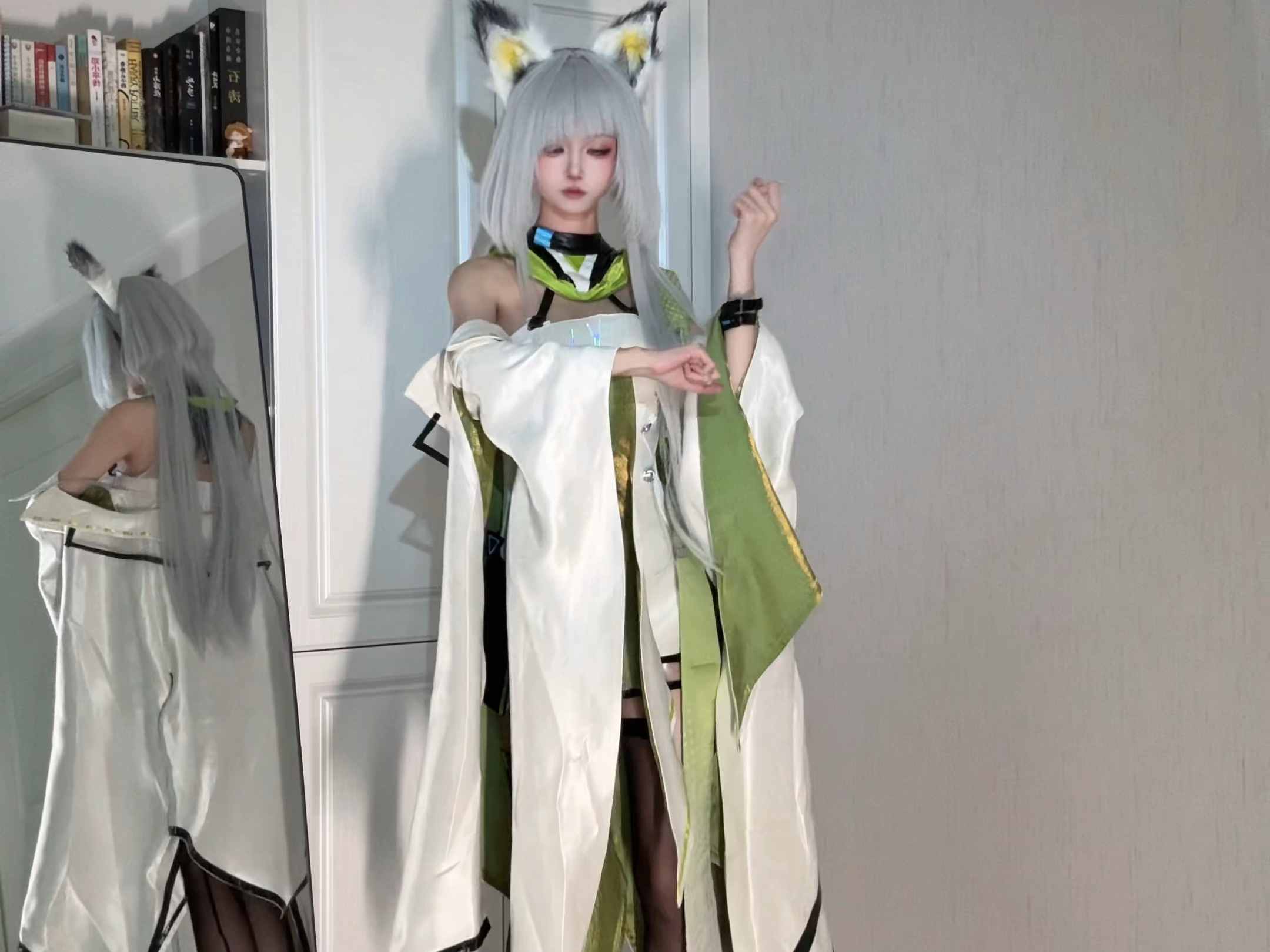 绝世豪猫给了自己一巴掌 然后开始跳舞