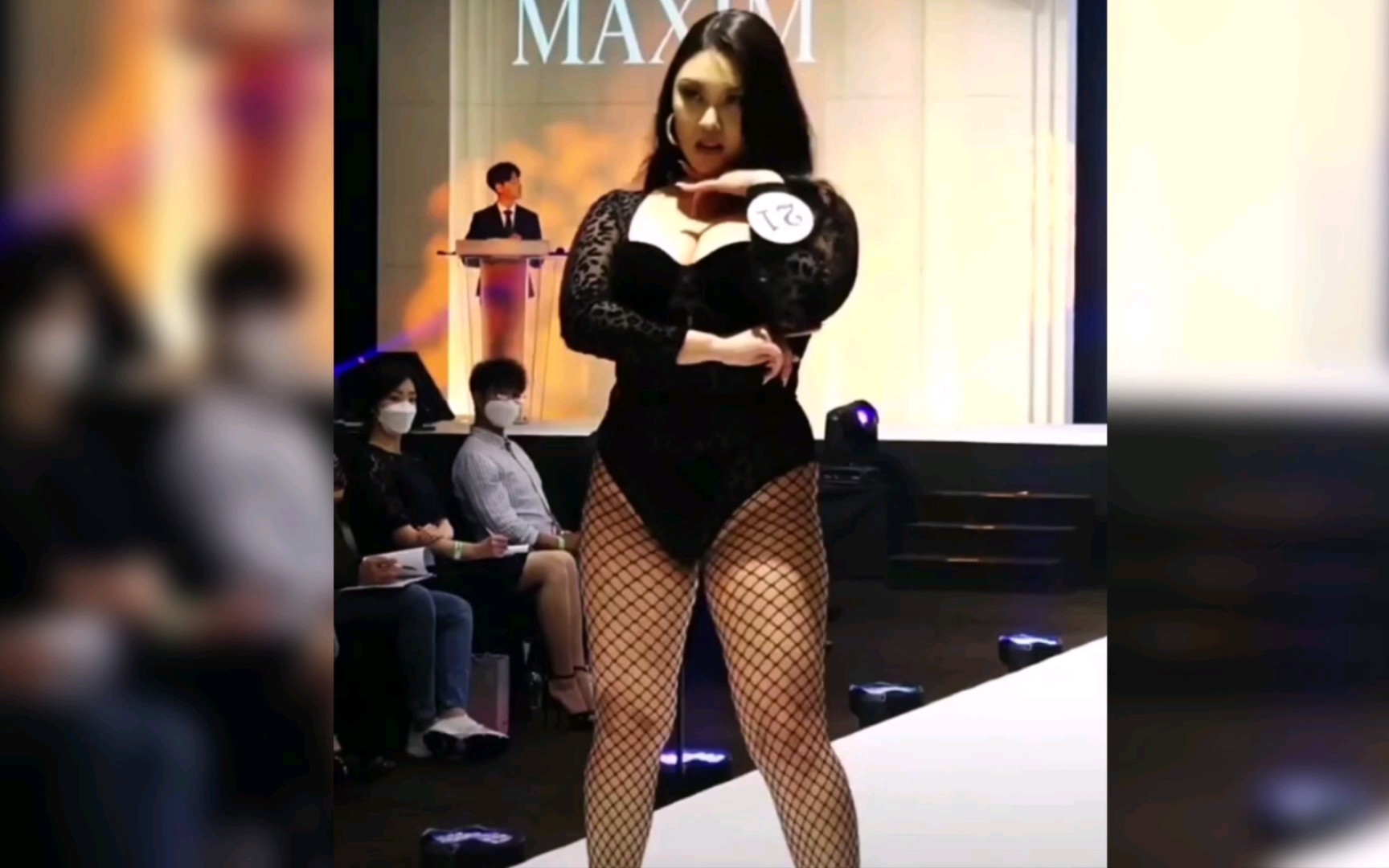 Model underwear catwalk