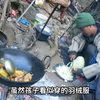 德才嫂陪老三在山里值班，开心到尿快崩出来了，二人默契配合养家